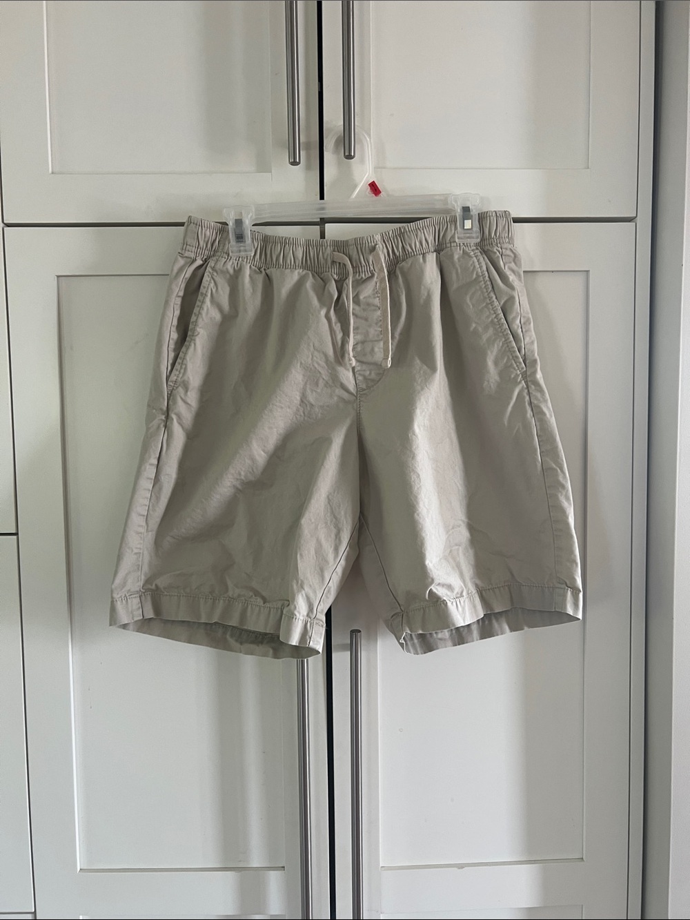 GAP Men's Drawstring Athletic Shorts in Light Beige